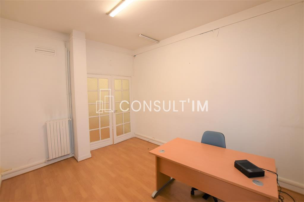 A louer bureaux avec balcon proche Porte Maillot
