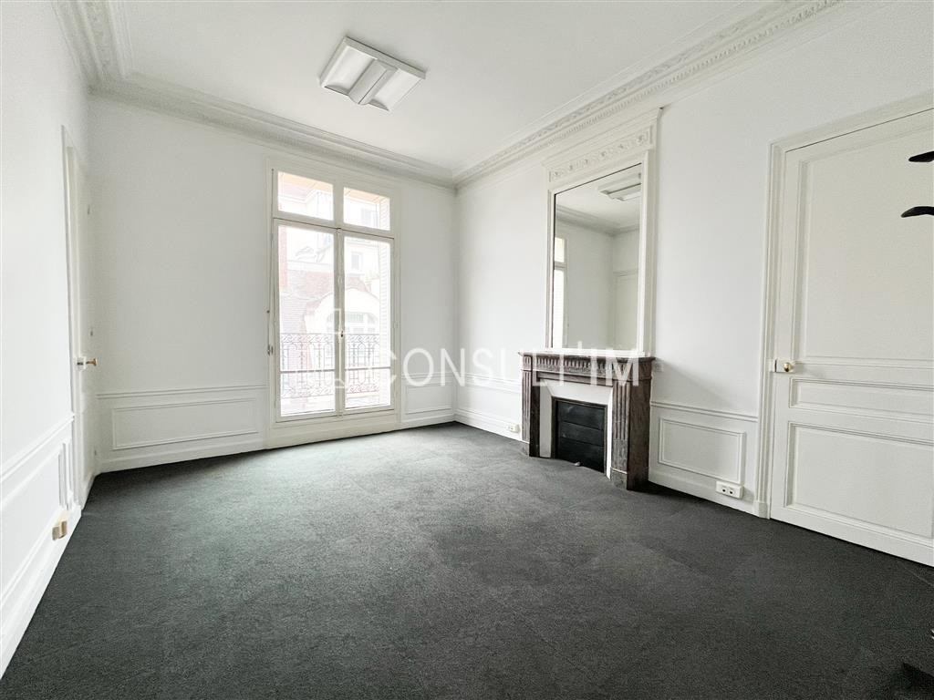 A louer bureaux avec balcon filant proche métro Miromesnil
