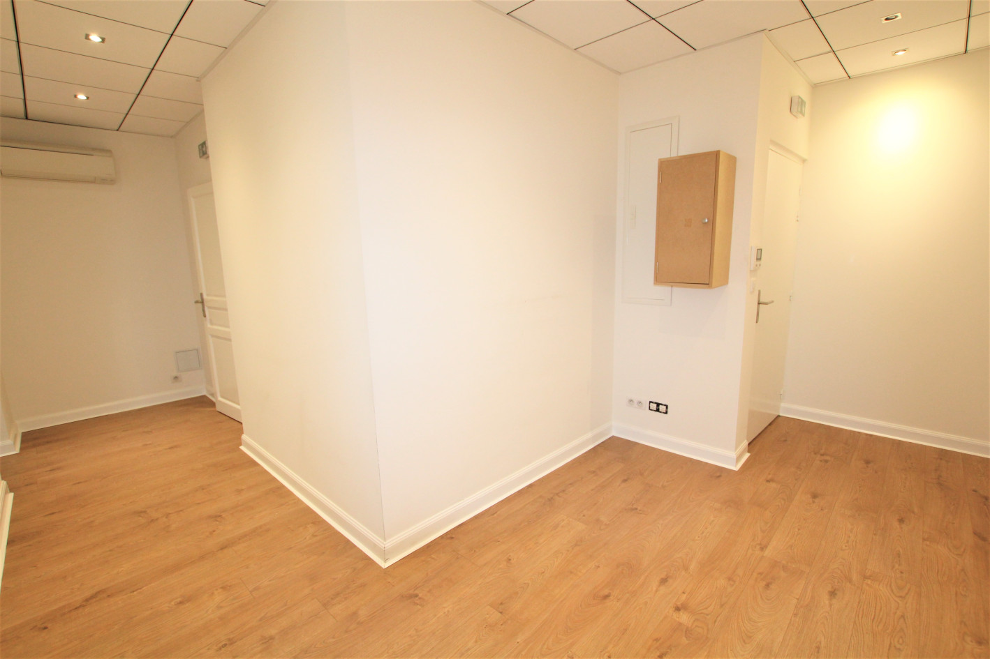BORDEAUX JARDIN PUBLIC - LOCATION BUREAUX 134 M² AVEC COUR