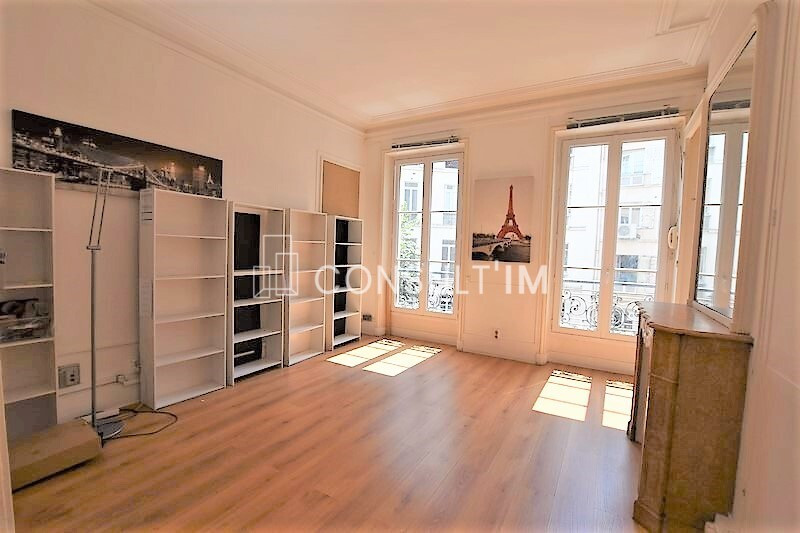 Beaux bureaux câblés avec parquet, moulures et cheminées