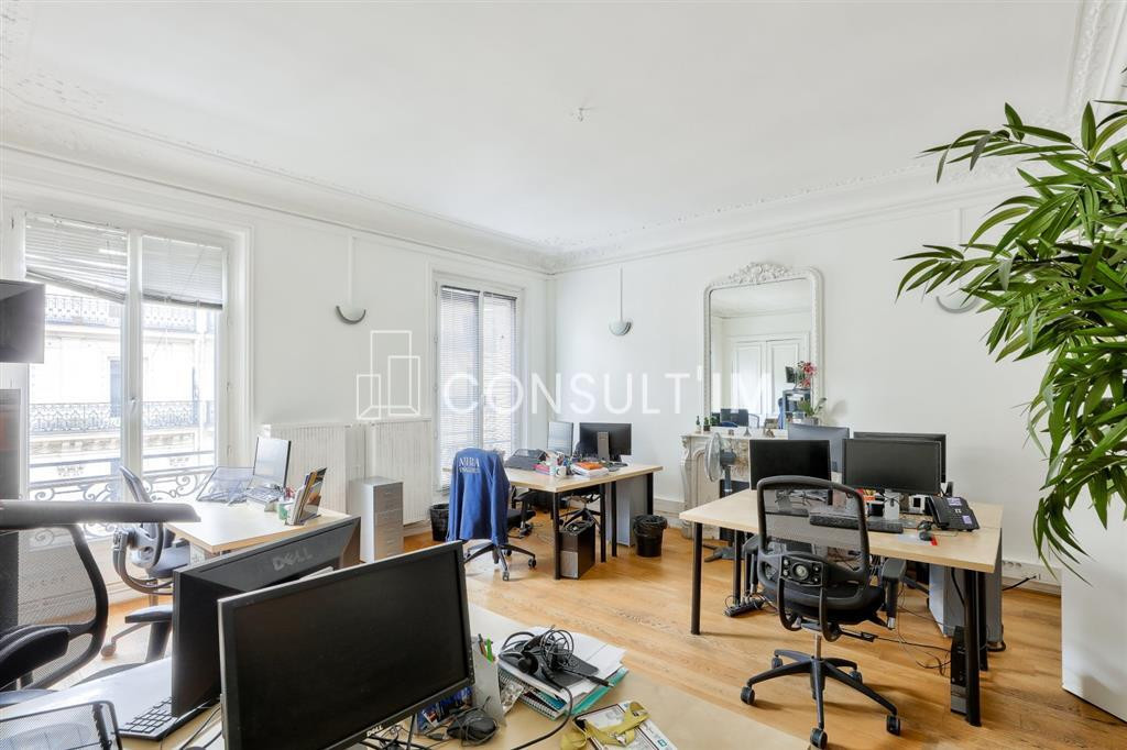 A deux pas de la Place de l'Opéra, bureaux avec moulures et cheminées