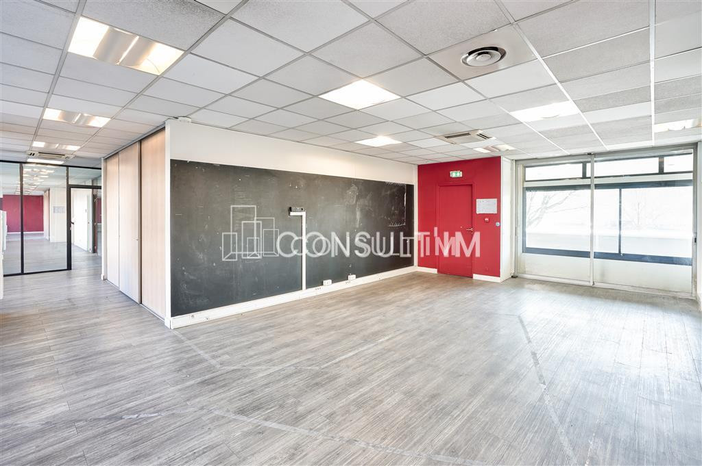 Sur les quais de Seine, Bureaux  avec entrée indépendante à louer avec belle hauteur sous-plafond