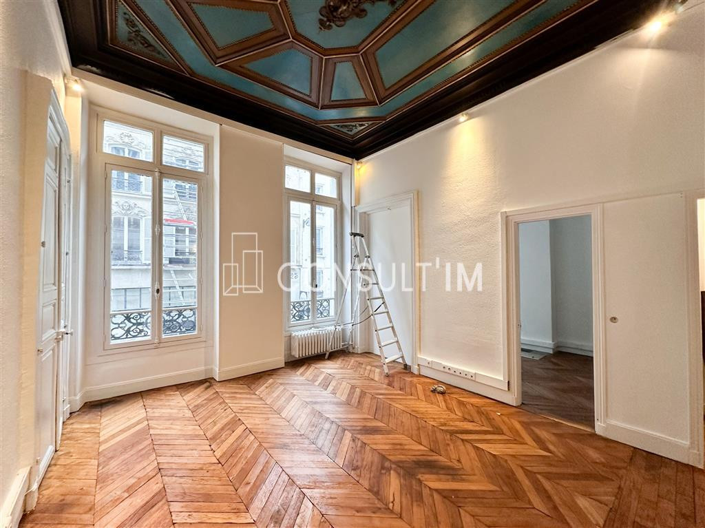 A louer bureaux avec parquet, moulures et cheminées