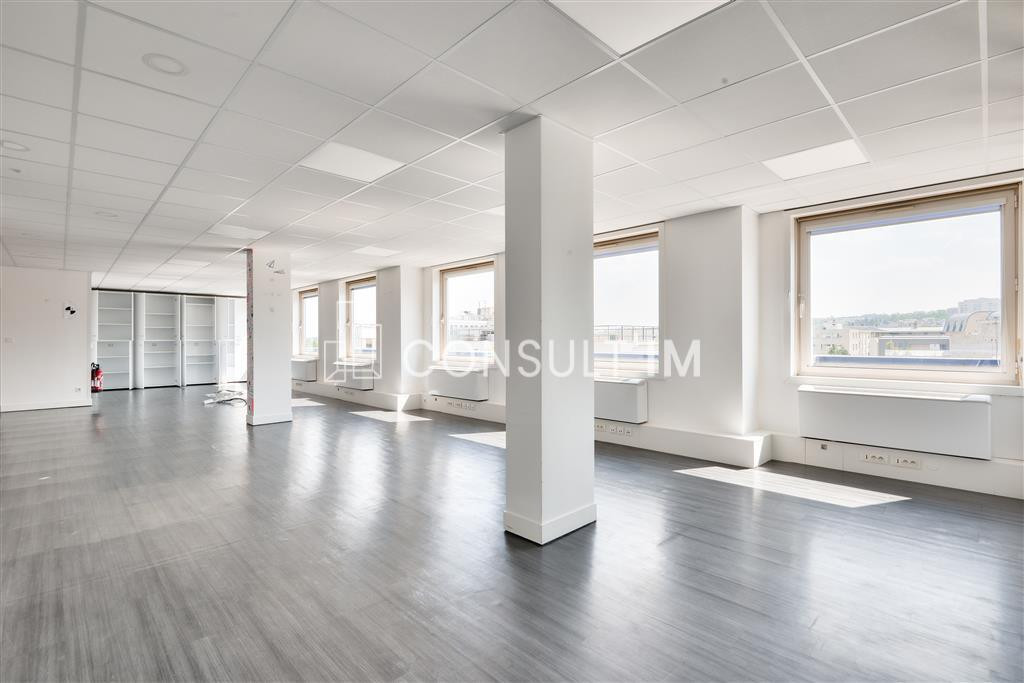 A proximité du Pont de Suresnes, à vendre des bureaux de 303m² au 4eme étage