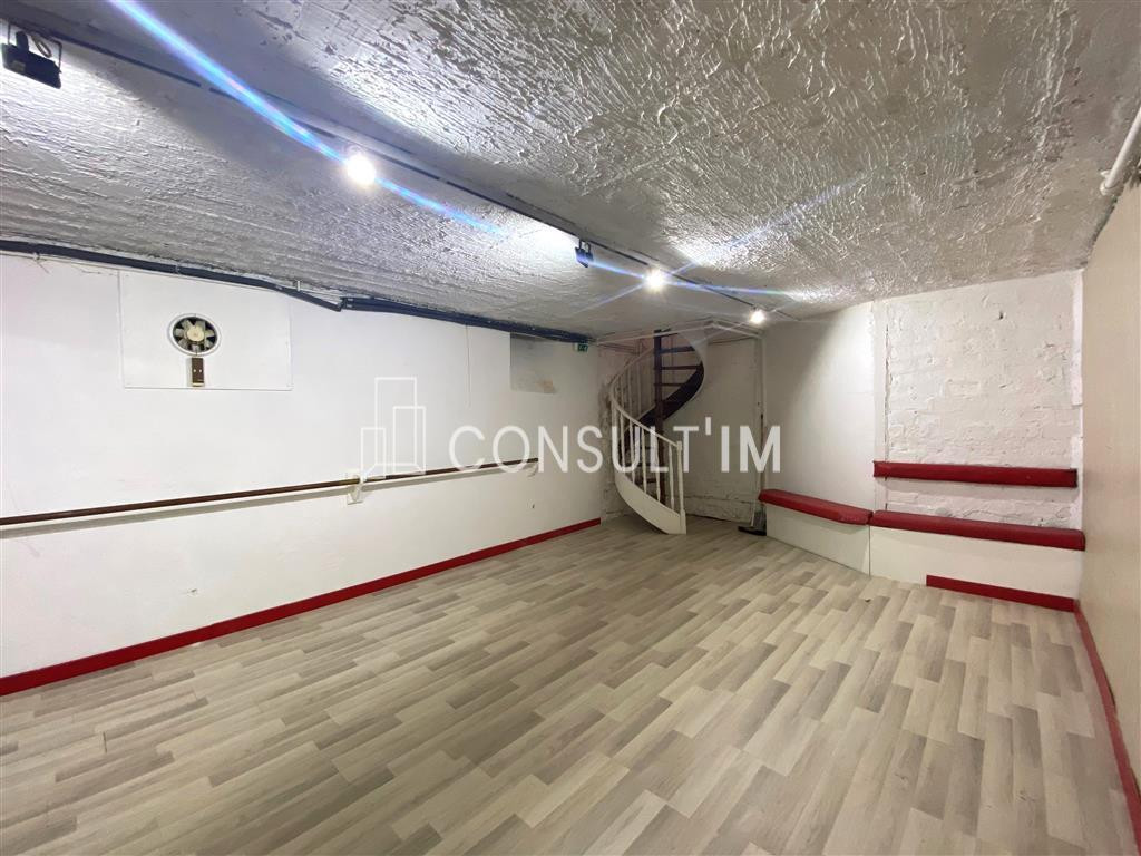 Dans le 16eme arrondissement, bureaux en rez-de-chaussée à louer