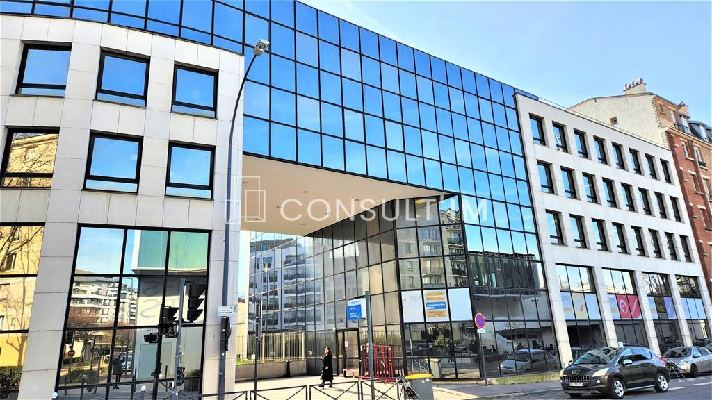 Au Rez-de-chaussée d'un immeuble moderne, une surface de bureaux à louer de 124m²