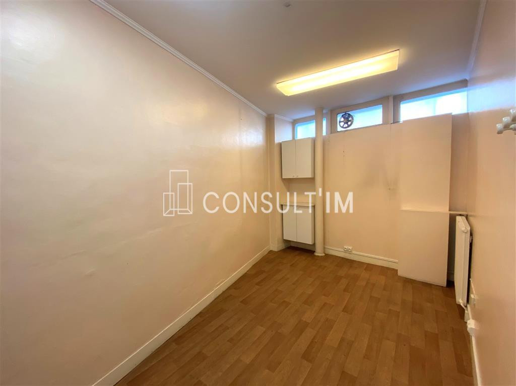 Dans le 16eme arrondissement, bureaux en rez-de-chaussée à louer