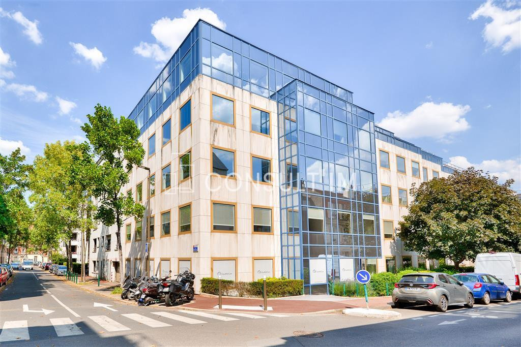 A proximité du Pont de Suresnes, à vendre des bureaux de 312 m² au RDC