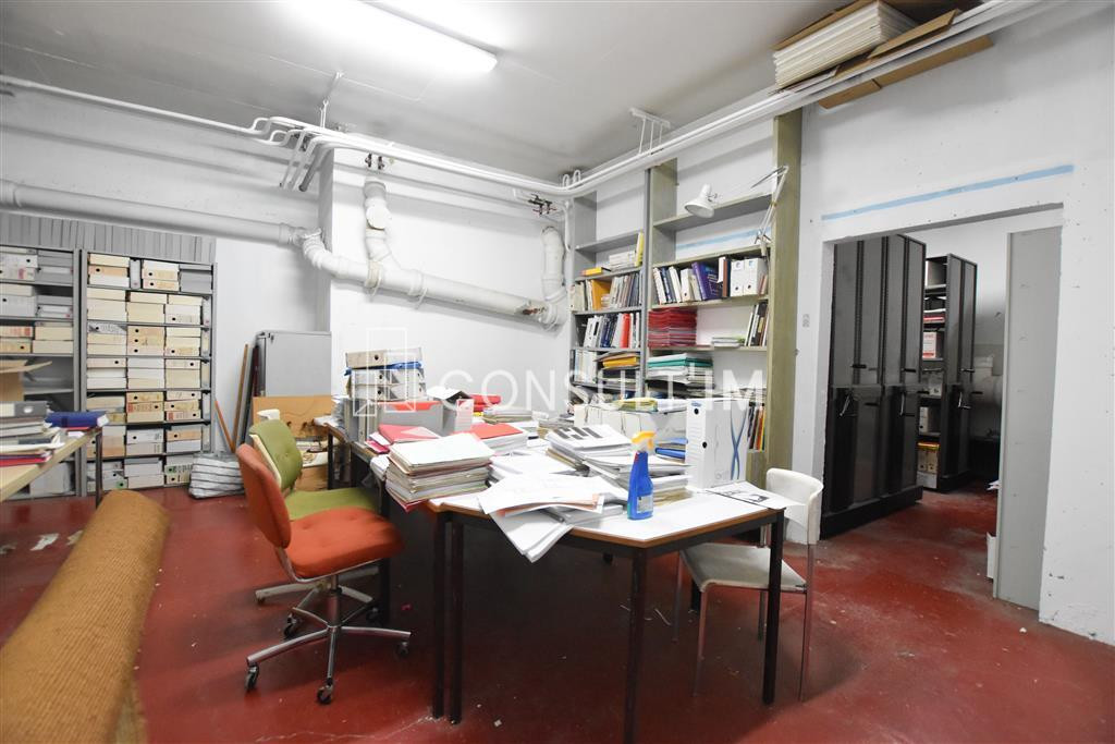 Boutique à vendre avec une belle hauteur sous plafond