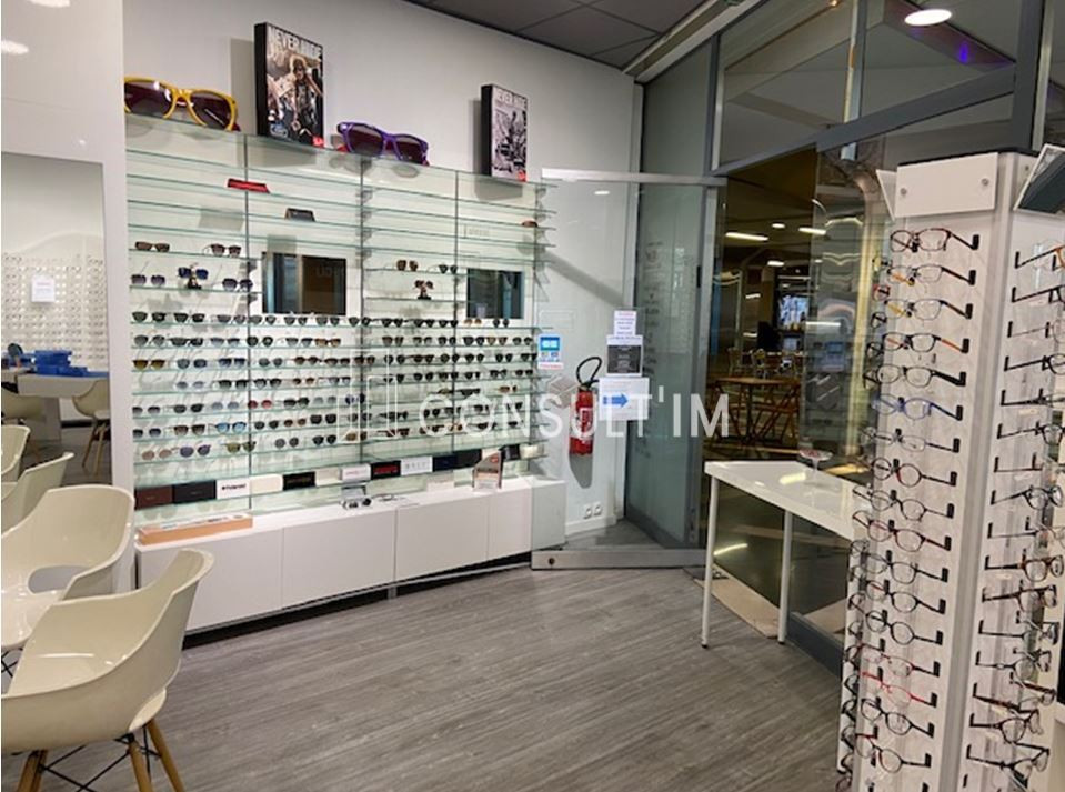 Boutique A VENDRE à Saint-Cloud au pied du Pt de St Cloud : vente des murs et du fonds de commerce
