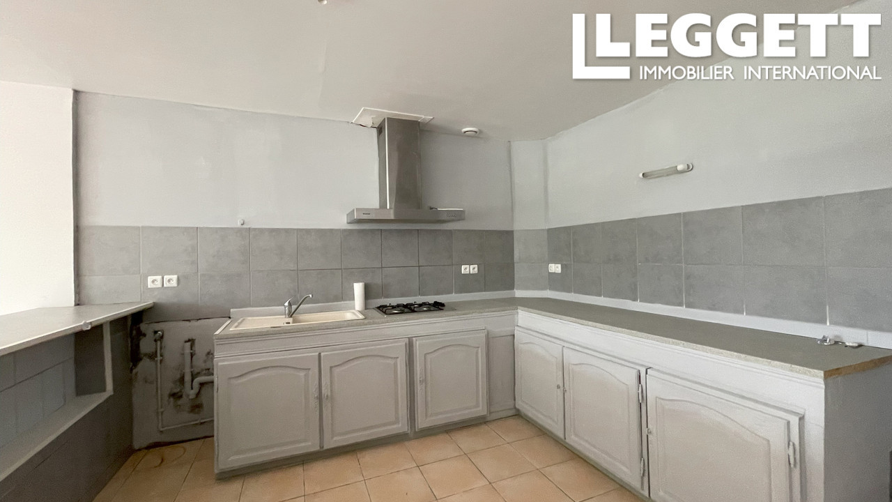 Un immeuble avec 3 grands appartements avec la vue sur les Pyrénées, un grand garage et terrain de 2811m2