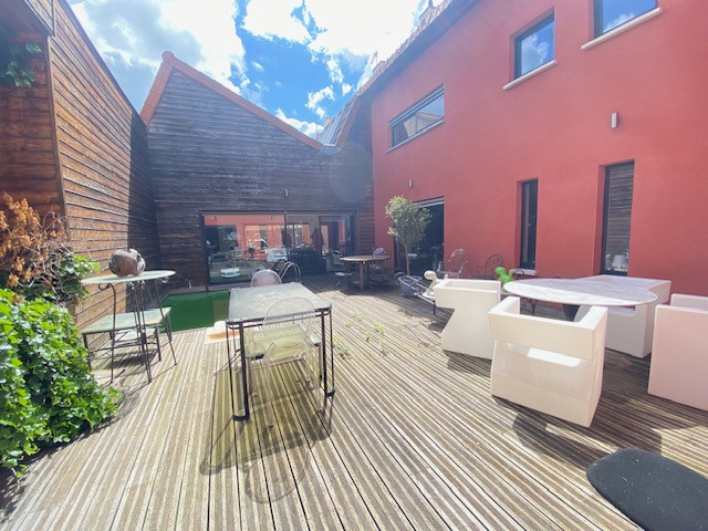 PLEIN CENTRE VILLE DE ROANNE 42300 A VENDRE MAGNIFIQUE LOFT AVEC PISCINE