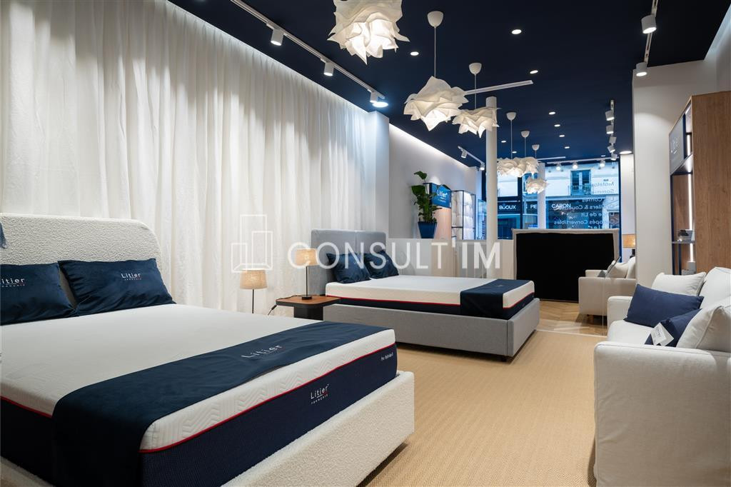 Une jolie boutique est à la location dans le marais