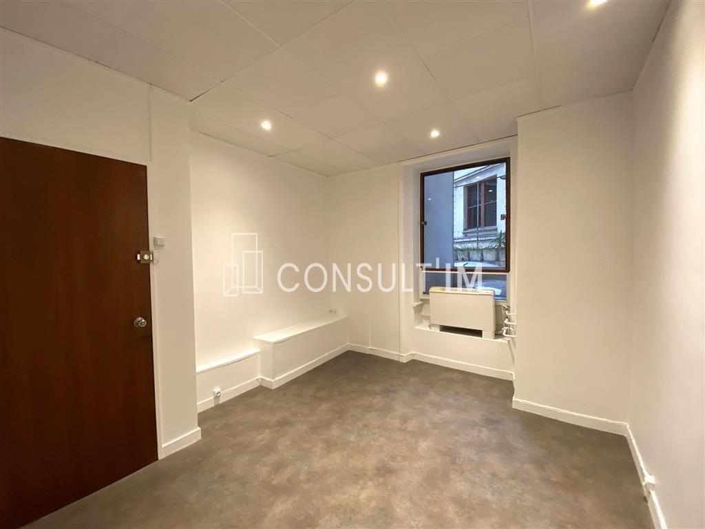 Au métro Porte de Champerret, bureaux en bon état de 17m² à louer
