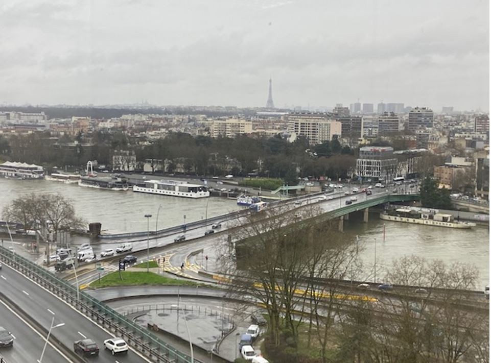 A louer bureaux  en étage élevé avec vue exceptionnelle sur Paris et St Cloud