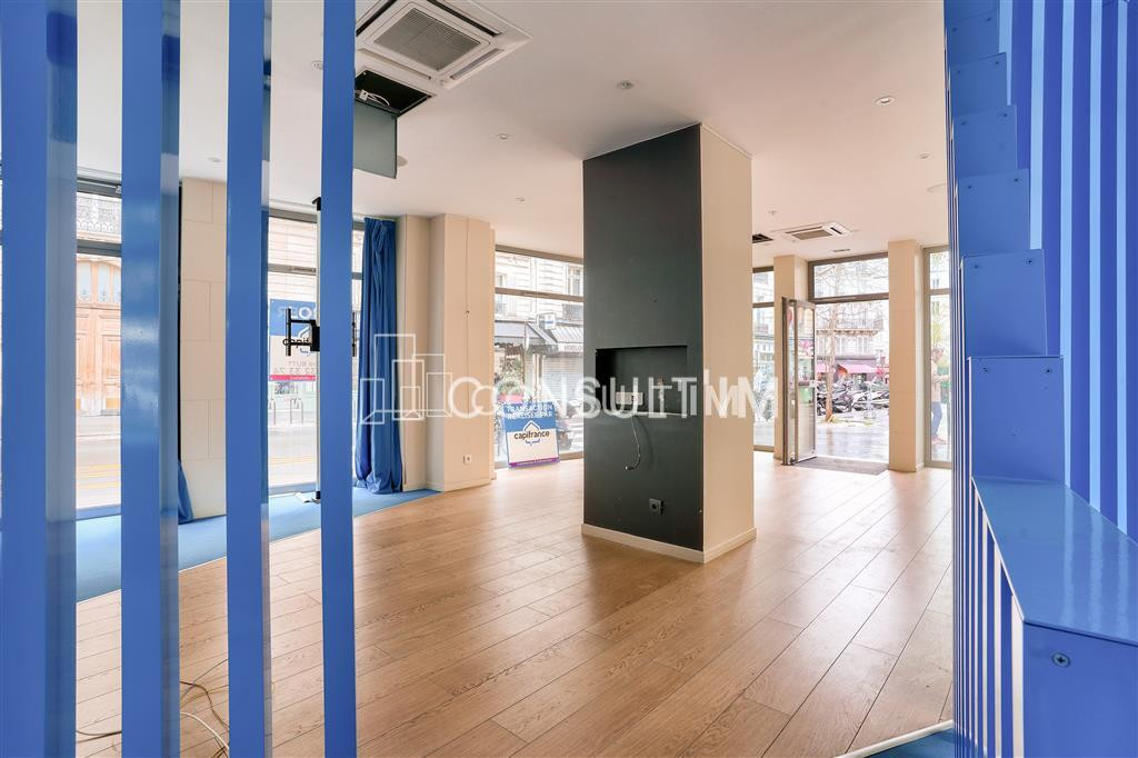 Métro Europe, à louer une boutique d'angle de 131m² en parfait état