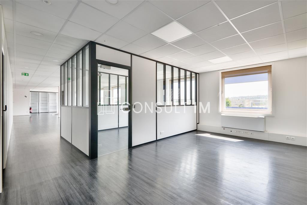 A proximité du Pont de Suresnes, à vendre des bureaux de 303m² au 4eme étage