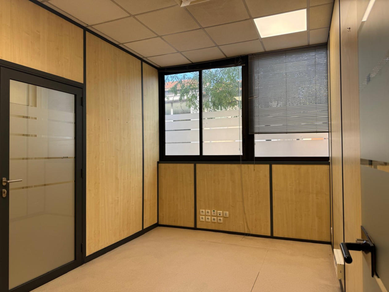 A vendre local professionnel 134m2 CANNES La BOCCA