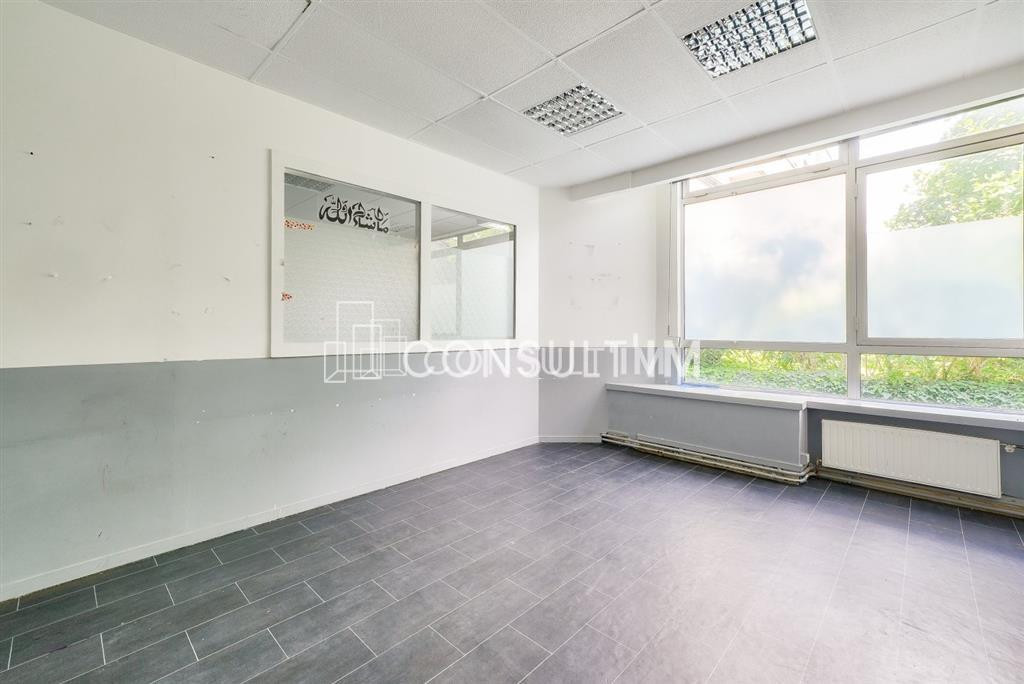 En exclusivité, à vendre, des locaux de 433 m² carrez + parkings