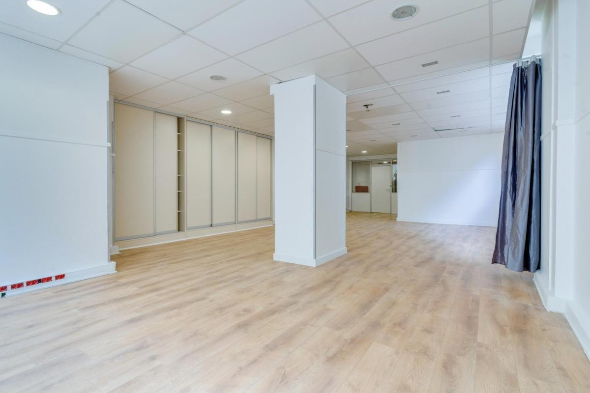 A vendre Local commercial idéalement situé , Paris 9 refait à neuf