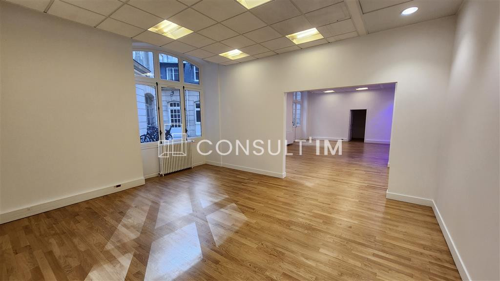 Au pied du métro Europe, dans un immeuble haussmannien, bureaux à louer en RDC