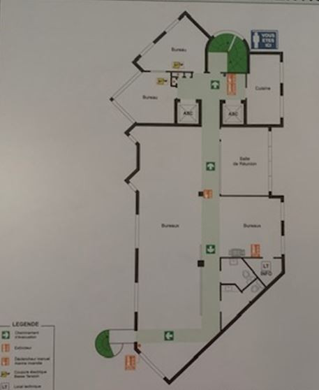 Dans un immeuble moderne, bureaux climatisés à louer