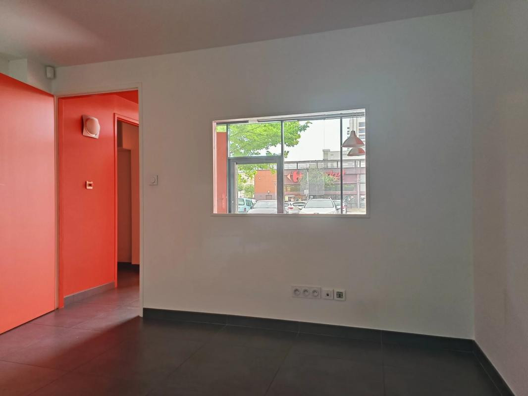 Local Commercial à Louer - 142 m² - Saint Priest 69800Centre