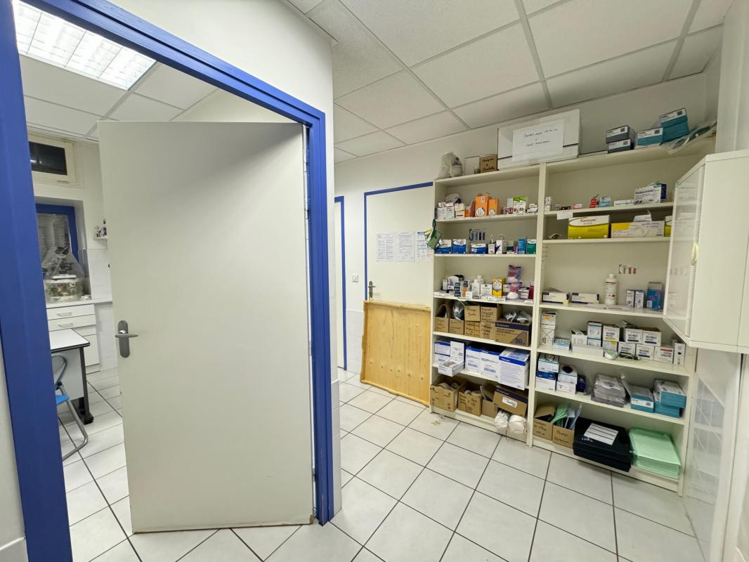 Local d'activité 80m2 avec réserve à vendre centre bourg  de Saint-Héand