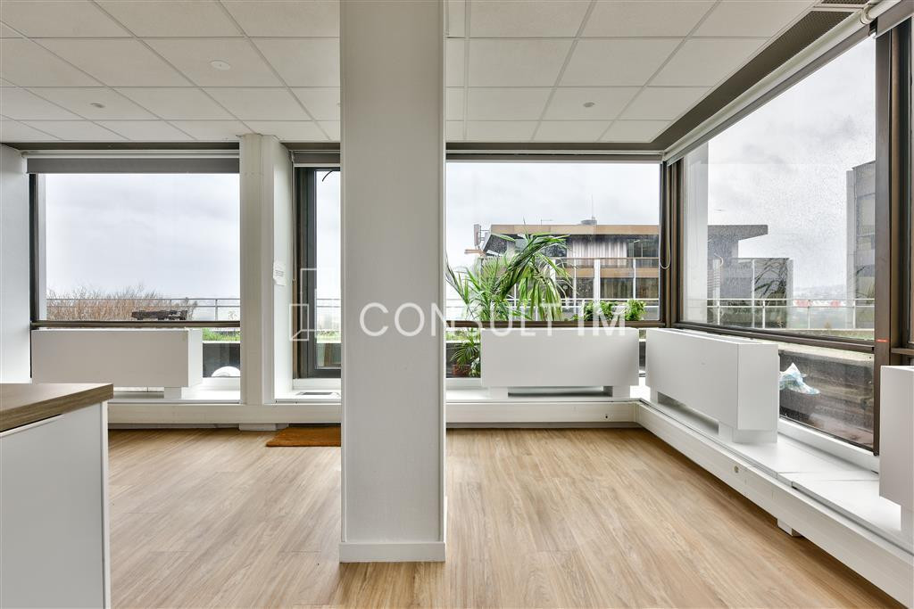 Dans un complexe immobilier de bureaux au pied de l'A13 et du Pont de St Cloud
