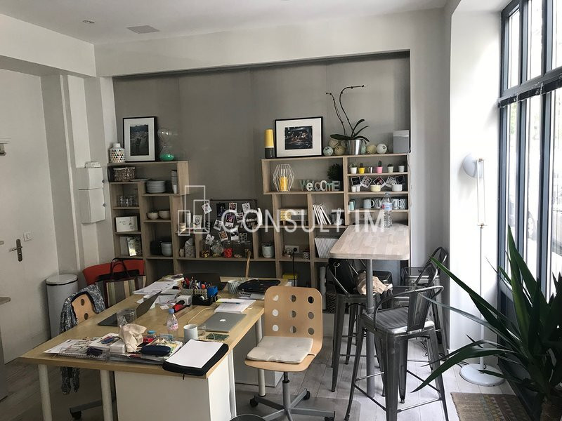 Bureaux en très bon état avec vitrine type atelier