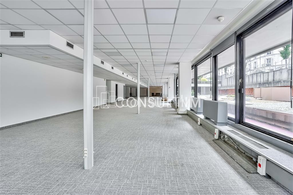 Au pied de l'A13 et à proximité du métro Pont de St Cloud