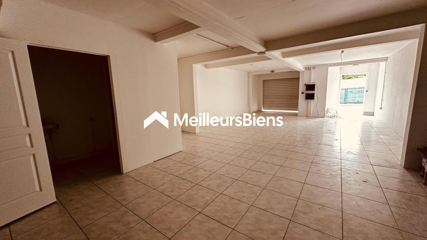 A LOUER GRAND LOCAL DE 106 M² RDC DANS IMMEUBLE AU LAMENTIN