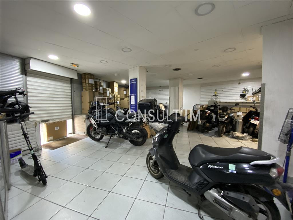 Vente de murs boutique libre de toute occupation, avenue Saint Ouen Paris 18