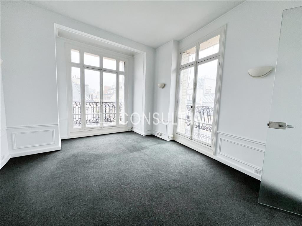 A louer bureaux avec balcon filant proche métro Miromesnil