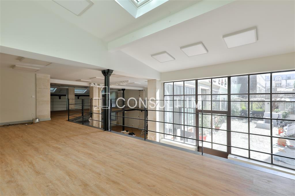 Bureaux rénovés style atelier / loft avec très belle hauteur sous-plafond