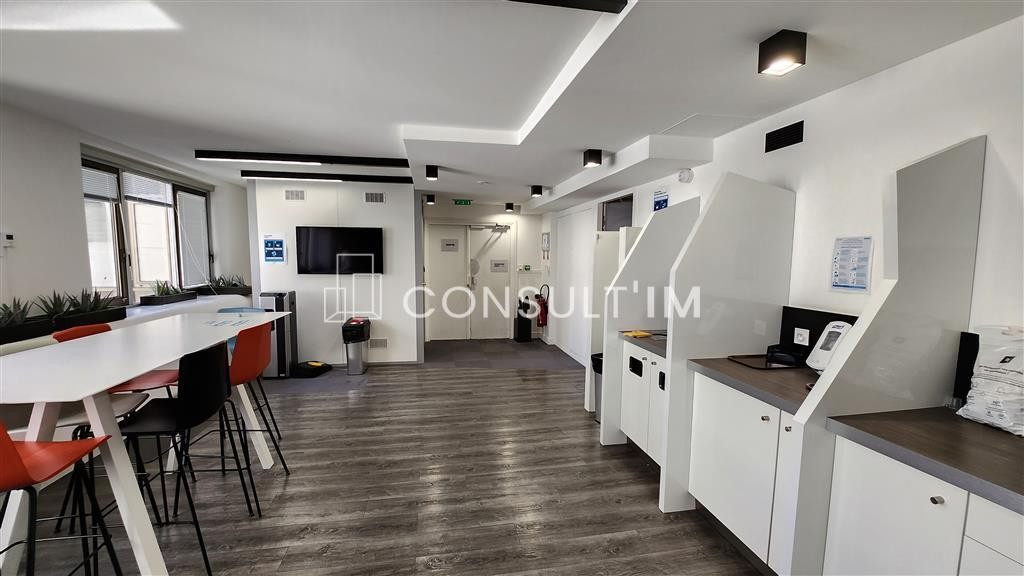 A louer,  dans un immeuble d'angle, une surface de 1220m²