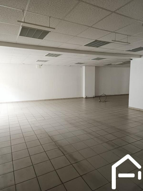 Mareuil Sur Arnon Local commercial et appartement 2 pièce(s) 59 m2 72000