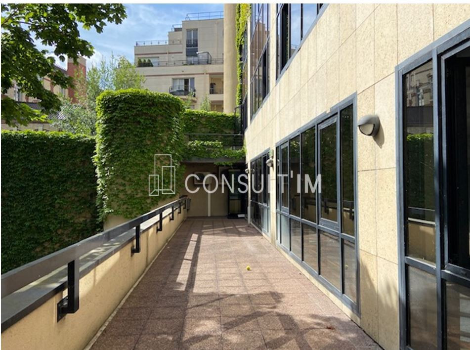 Au pied du métro Mairie d'Issy, ligne 12, 171 m² avec terrasse à louer