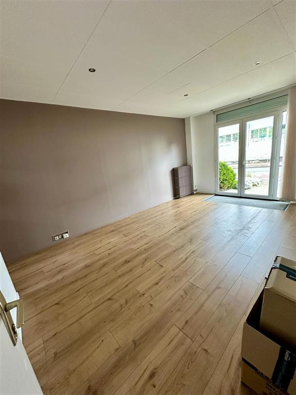 Belle surface A VENDRE  de plain -pied dans un immeuble en pierre agrafée, en excellent état au RDC