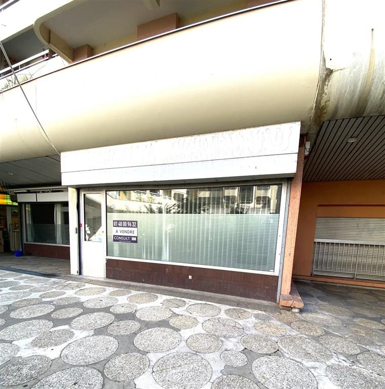 Bureaux avec vitrine, balcon et belle hauteur sous plafond