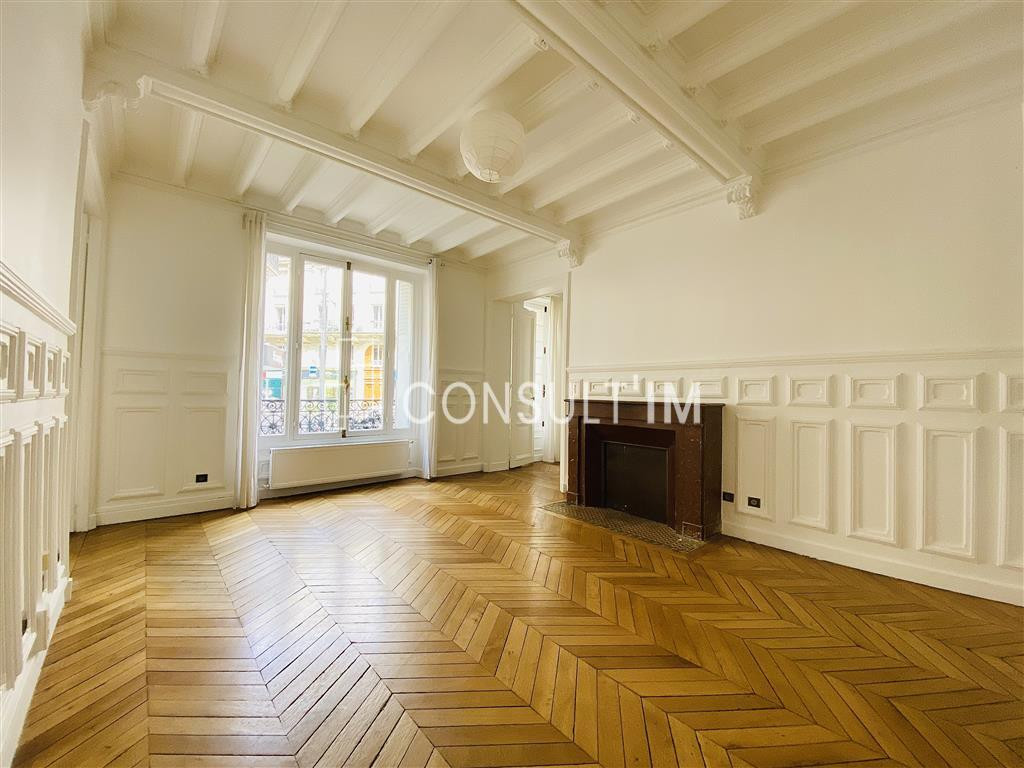 Locaux avec parquet, moulures et cheminées au sein d'un immeuble Haussmannien