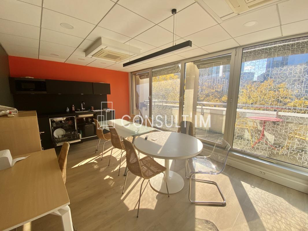 Bureaux Lumineux avec balcon vue sur La Défense
