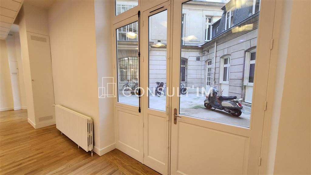 Au pied du métro Europe, dans un immeuble haussmannien, bureaux à louer en RDC