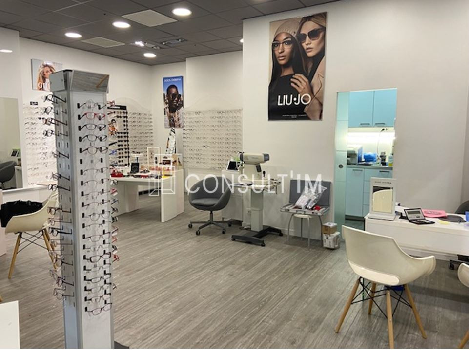 Boutique A VENDRE à Saint-Cloud au pied du Pt de St Cloud : vente des murs et du fonds de commerce