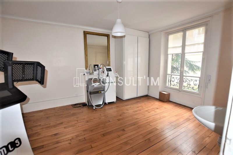 Locaux professionnels lumineux et fonctionnels avec parquet et cheminées