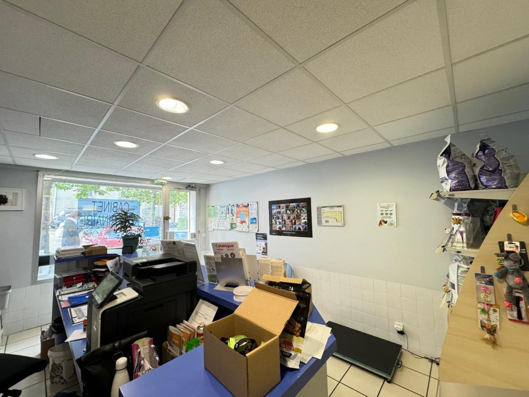 Local d'activité 80m2 avec réserve à vendre centre bourg  de Saint-Héand