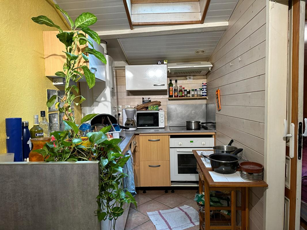 Chamalieres centre Immeuble de 2 lots T2 et T3 duplex 121 m2, cave et sous cave 292000 FAI