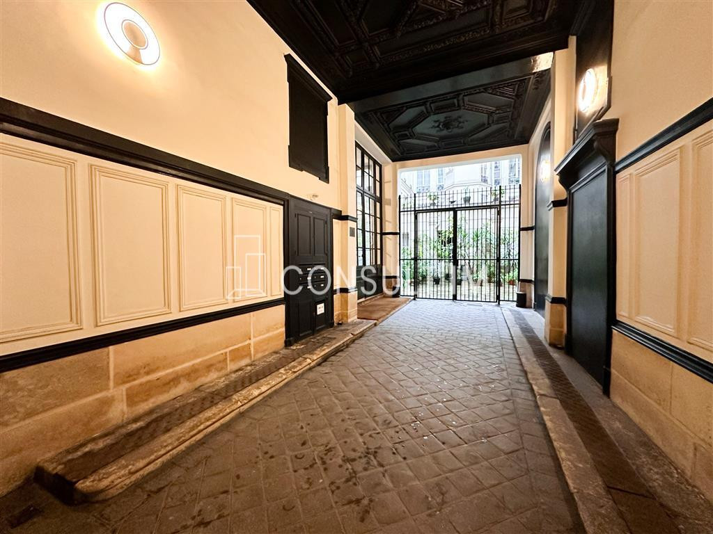 A louer bureaux avec parquet, moulures et cheminées