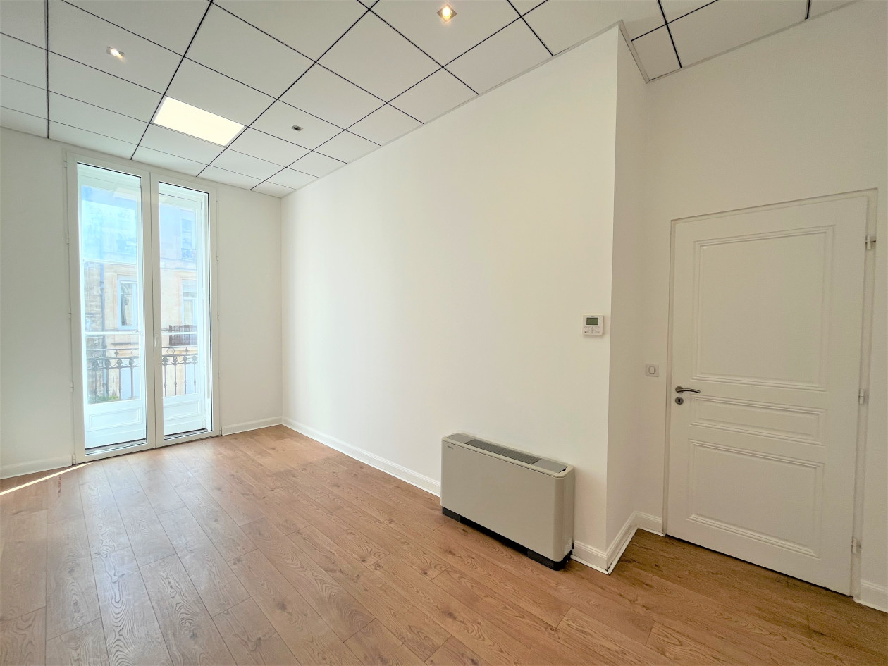 BORDEAUX CENTRE LOCATION BUREAUX RÉNOVÉS 265 M² AVEC EXTÉRIEUR