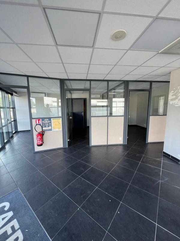 BUREAUX COMMERCIAUX 60 M²  EN PARFAIT ETAT SUR RN20